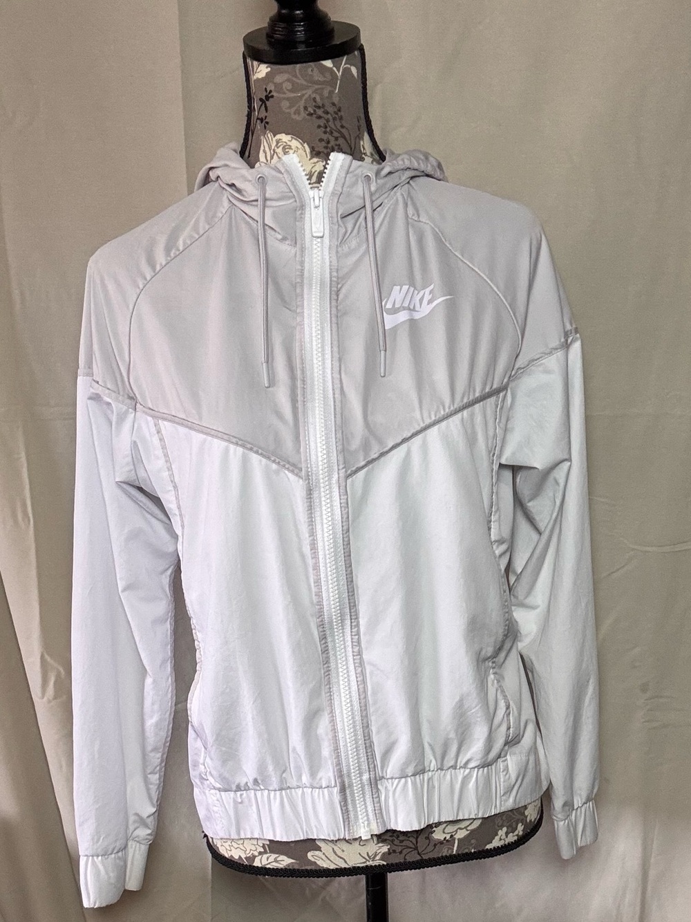 Nike Windrunner Hooded Windbreaker Zip Up Jacket White & Silver Women’s Small